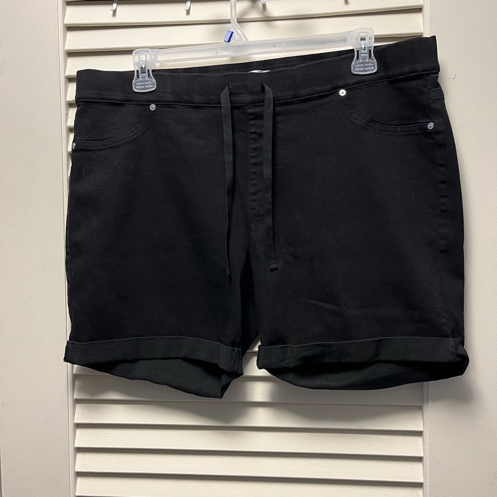 WOMEN’s 2X JUST BE black shorts (denim material).